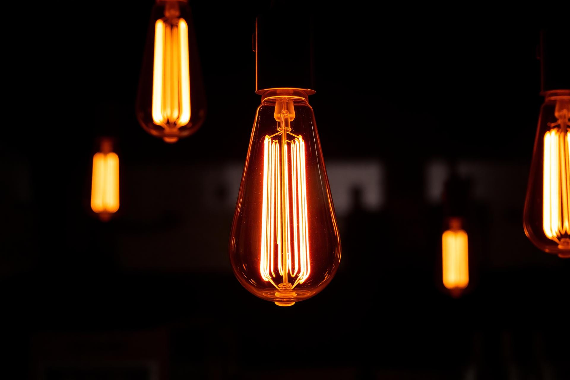 Warme Edison-Glühbirnen in gedämpftem Licht